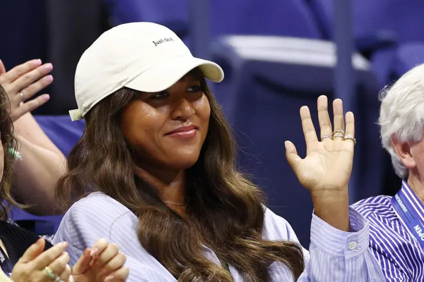 Naomi Osaka looks beautiful on the crowd at the US Open stands!