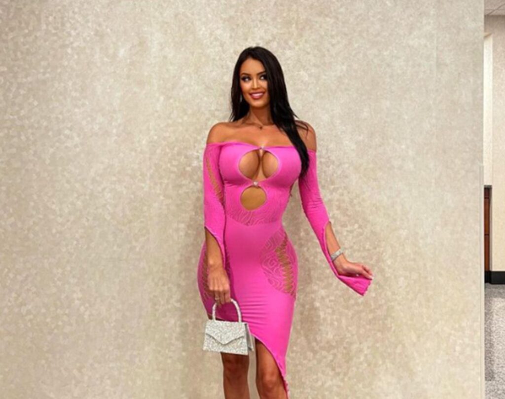 Rachel Stuhlmann's pink outfit doesn't contain her bombastic curves!